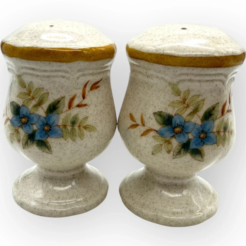Vtg Japan‎ Blue Daisies Salt Pepper Shakers Speckled Footed gold rim
